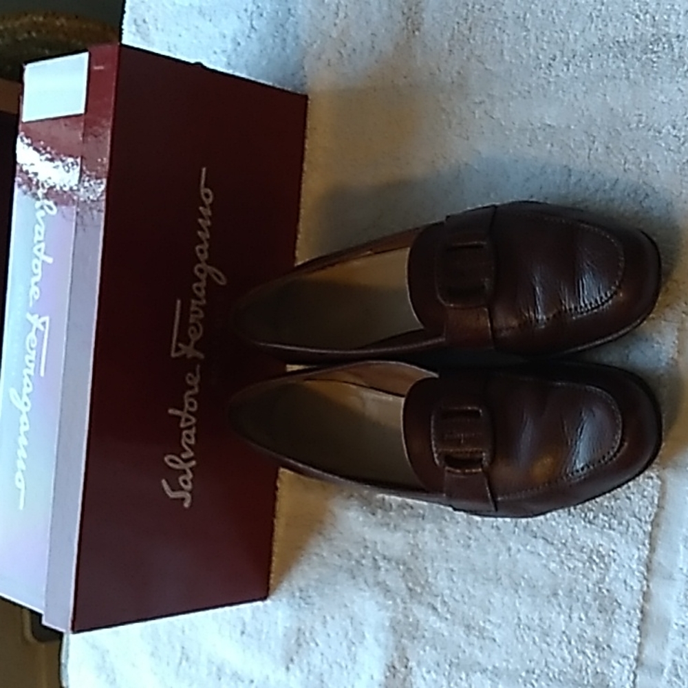 Brown pebble ferrigamo loafers. Size 6b. Soft leather slop on loafer.